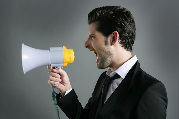 Non devi usare un altoparlante, è meglio iscriverti ai corsi di Public Speaking