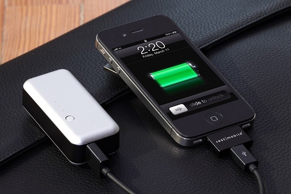 A l’aide d’une batterie on peut charger non seulement le smartphone, mais aussi le lecteur MP3, le lecteur numérique et d’autres appareillages portatifs