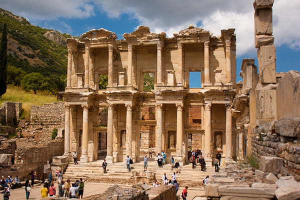 Le rovine di un antico teatro in Side rappresentano un noto luogo d’interesse turistico