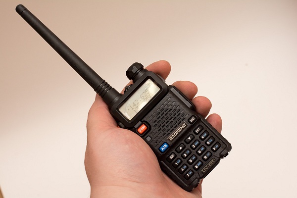 Un walkie-talkie se puede utilizar si vais a viajar en varios vehículos para comunicaros en camino 
