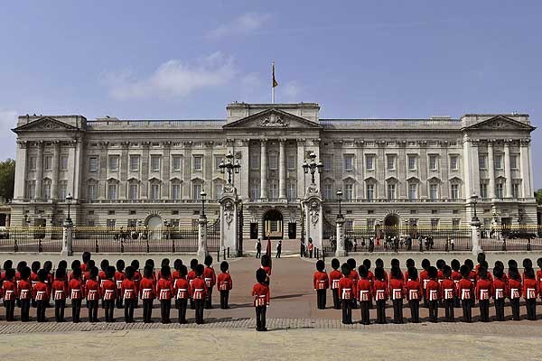 Особенно интересно наблюдать здесь за сменой королевского караула, которая заканчивается у Букингемского дворца